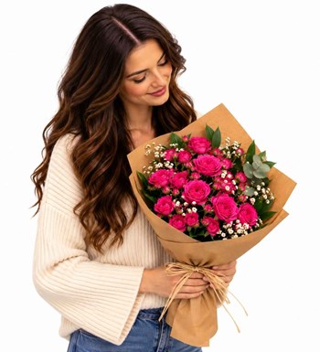 kraft ambalajlı pembe çardak gül, çiçek siparişi, Lilya Rose